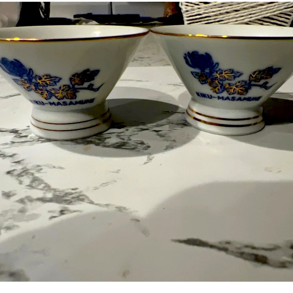 2 Vintage KIKU-MASAMUNE Authentic Seal Gold Trim Porcelain Sake Cups Japan